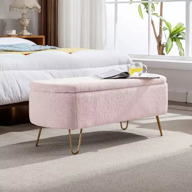 Banc de rangement ottoman rembourré moderne avec pieds dorés pour le bout du lit