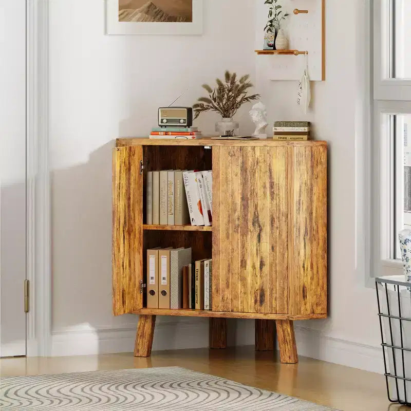 Meuble d'angle de ferme avec étagère réglable, table d'angle industrielle en bois à 3 niveaux avec portes, table d'appoint triangulaire (80 x 40 x 78 cm)