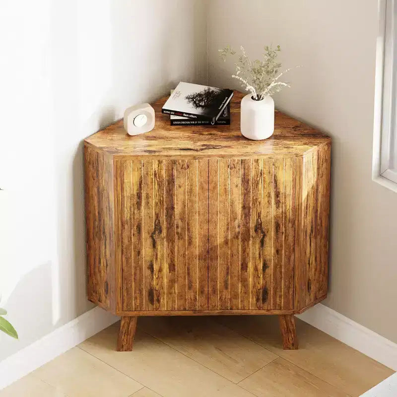 Meuble d'angle de ferme avec étagère réglable, table d'angle industrielle en bois à 3 niveaux avec portes, table d'appoint triangulaire (80 x 40 x 78 cm)