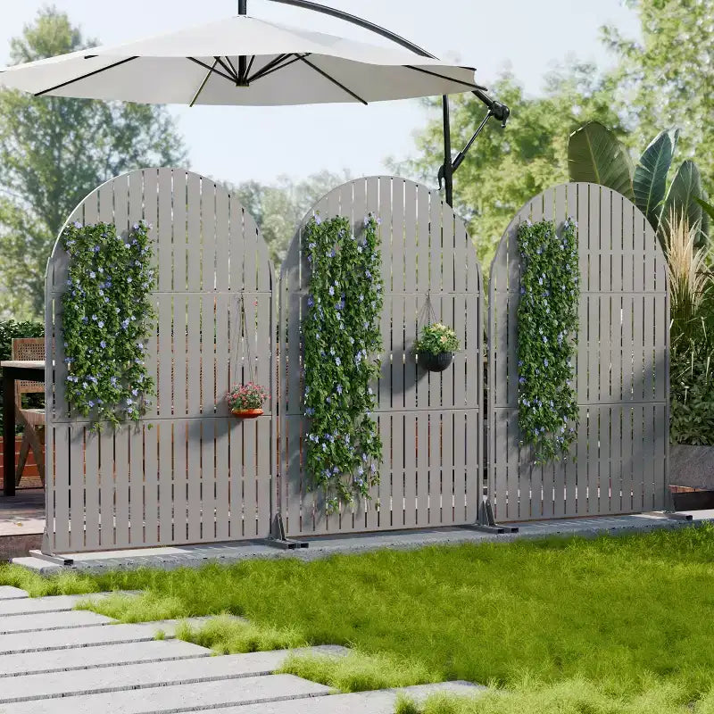 Paravent de confidentialité autoportant en métal cintré de 72H x 47L po, couleur gris clair/brun, pour jardin, patio, terrasse, cour